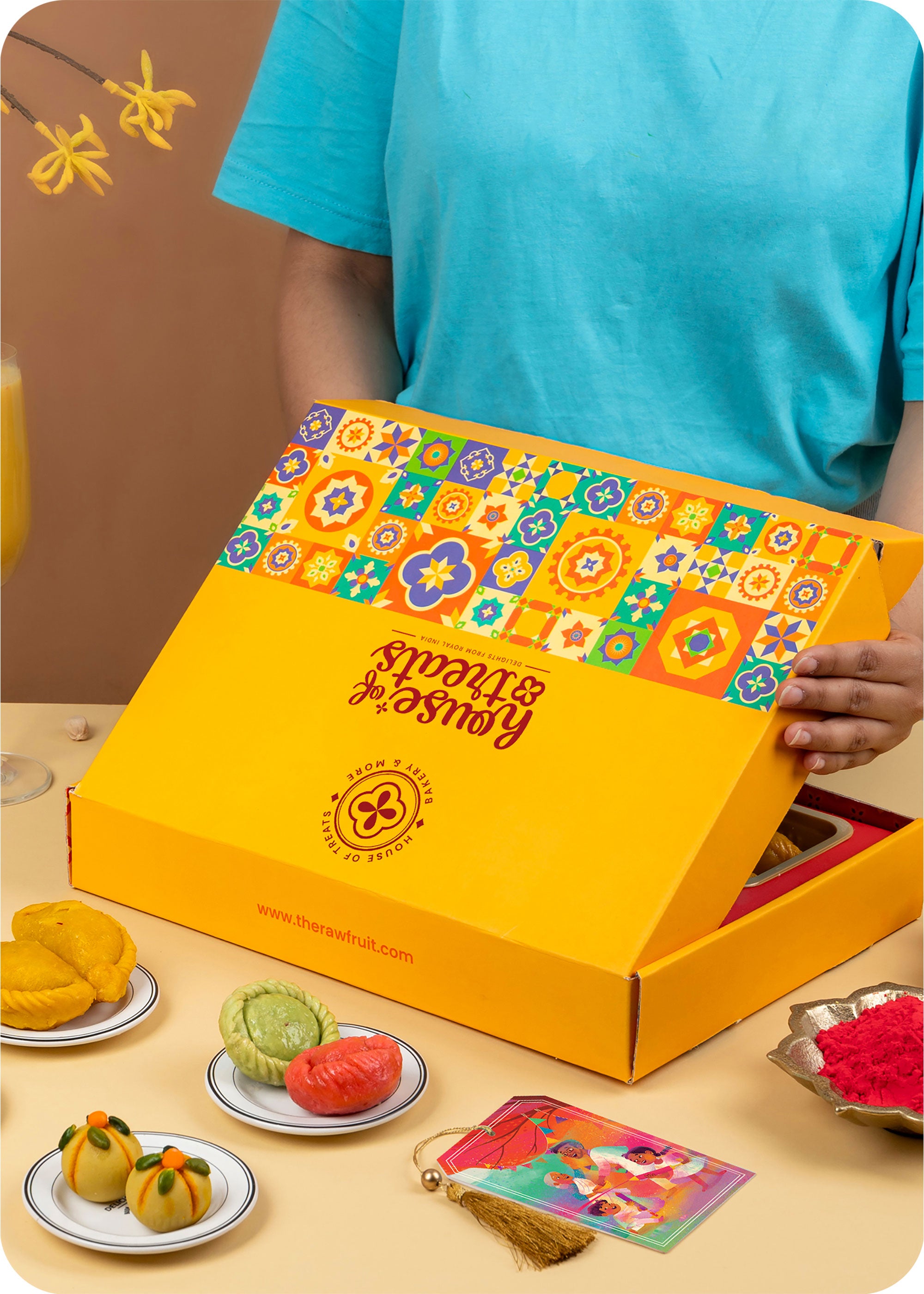 Holi Gift Pack Thandai & Pan Laddoo, Kachori & Samosa