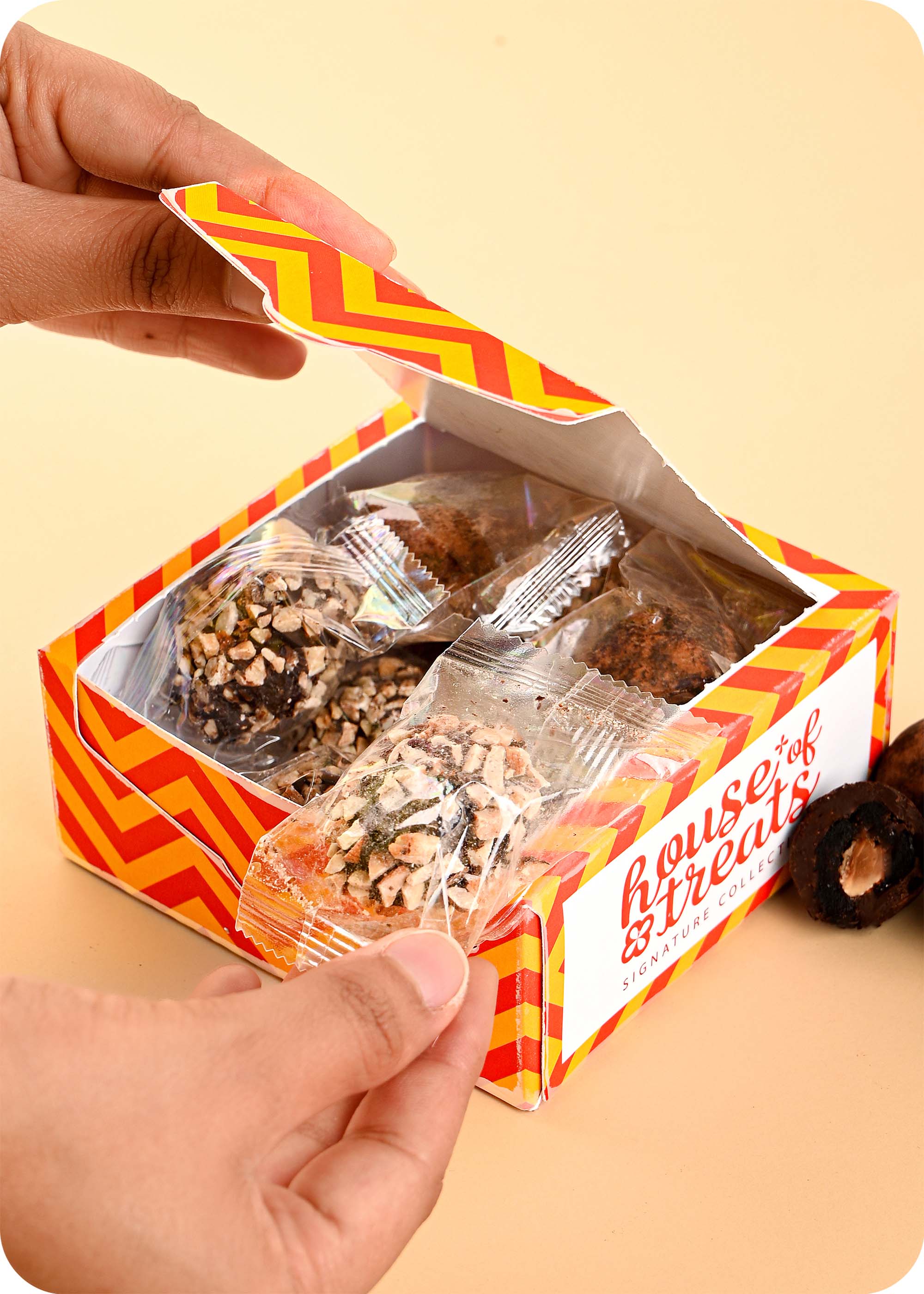 Artisanal Dates Pralines Chocolate Pack